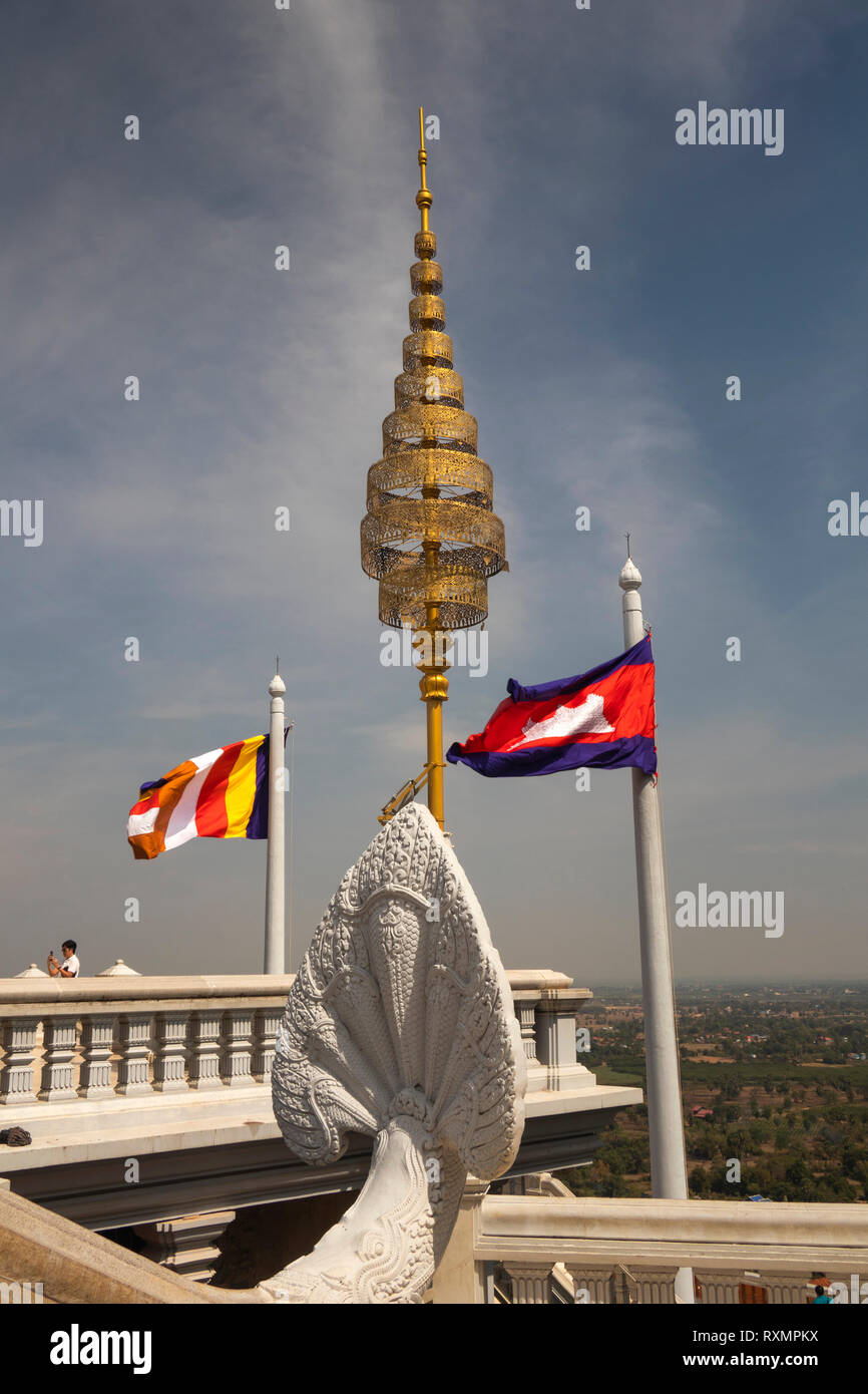 Cambogia, Phnom Penh, Oudong, Nazionale cambogiana buddista e bandiere che sventolano al Buddha reliquia sopracciglia stupa Foto Stock