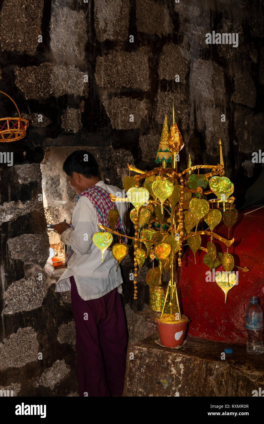 Cambogia, Phnom Penh, Oudong, sacerdote in corrispondenza della finestra di piccole vihara simbolico da golden bo tree Foto Stock