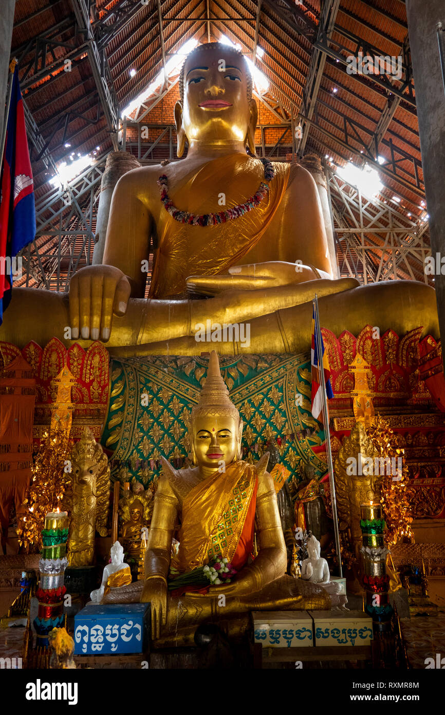 Cambogia, Phnom Penh, Oudong, Preah Vihear Ath uova e lattimi, golden enorme statua del Buddha in vihar ricostruito Foto Stock