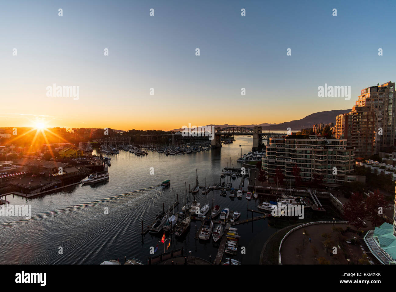 Il sole tramonta su False Creek e Burrard Street Bridge, Vancouver, British Columbia, Canada Foto Stock