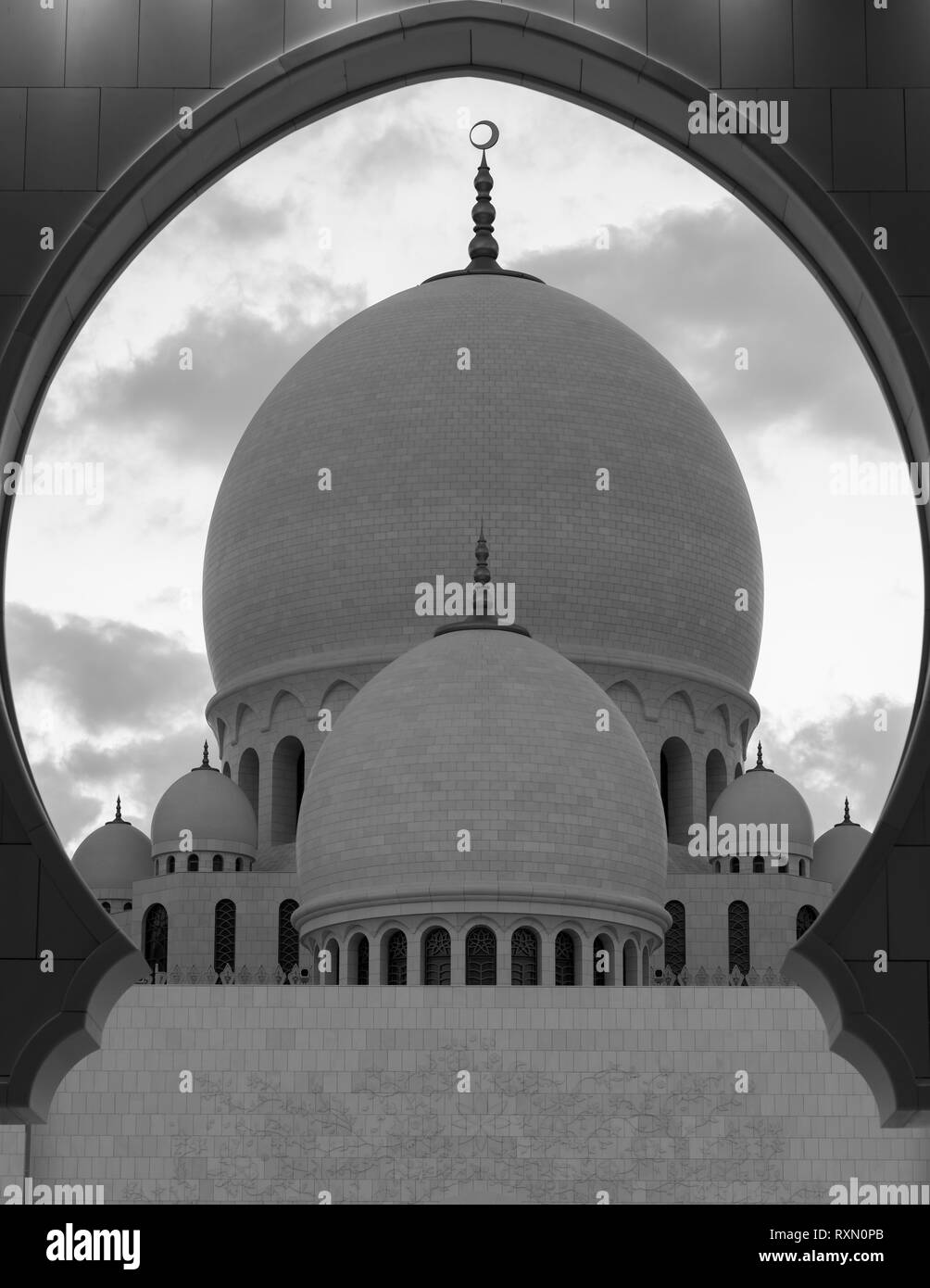 Sheikh Zayed Grande Moschea di Abu Dhabi, negli Emirati Arabi Uniti. La terza più grande moschea del mondo con quattro minareti. Foto Stock