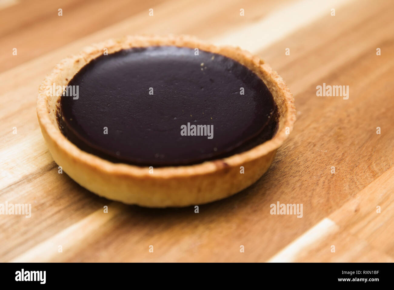 Dolce scuro fresca torta al cioccolato sul tavolo di legno Foto Stock