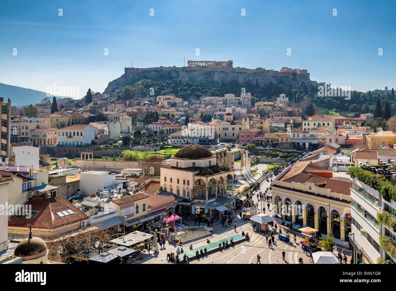 Vista dell'Acropoli e tempio del Partenone dalla città vecchia di Atene, Grecia. Foto Stock