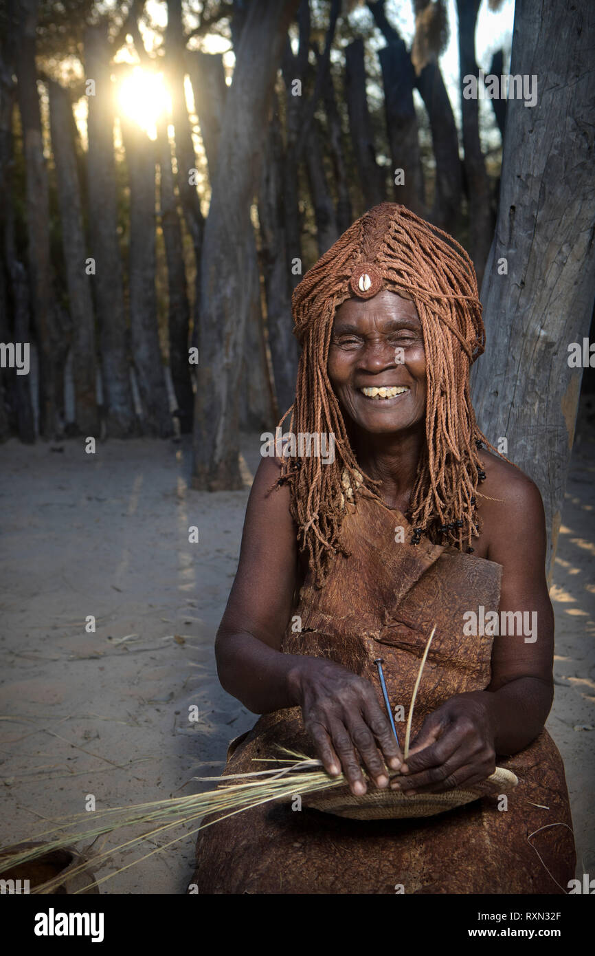 Una donna Mbunza tessitura di un cestello. Foto Stock