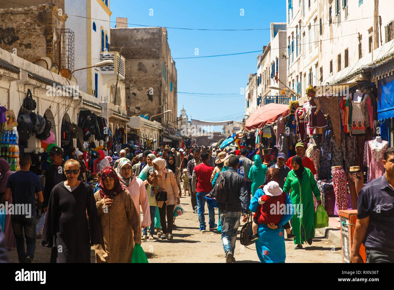 ESSAOUIRA, Marocco - 17 agosto: souk tradizionali con la gente a piedi nella Medina Essaouira. L'intera città vecchia di Essaouira. Foto Stock