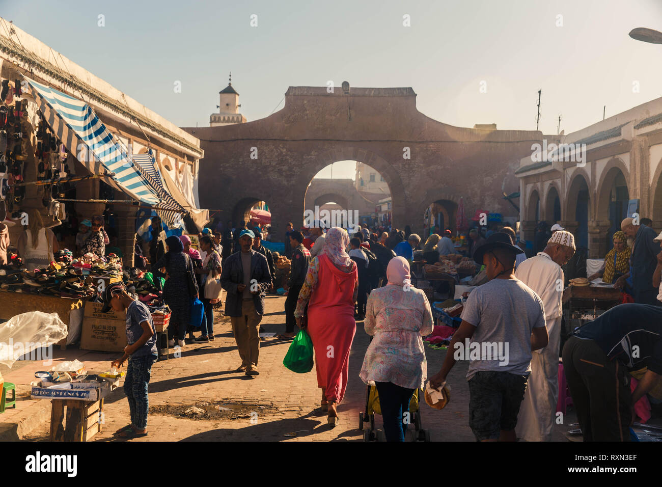 ESSAOUIRA, Marocco - 18 novembre: souk tradizionali con la gente a piedi nella Medina Essaouira. L'intera città vecchia di Essaouira. Foto Stock
