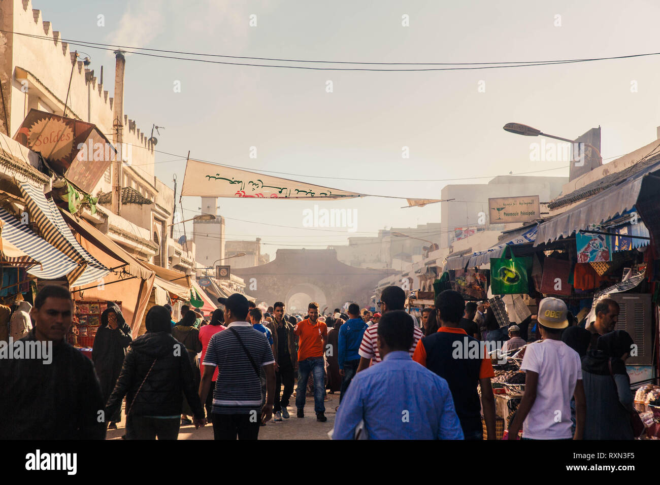 ESSAOUIRA, Marocco - 18 novembre: souk tradizionali con la gente a piedi nella Medina Essaouira. L'intera città vecchia di Essaouira. Foto Stock