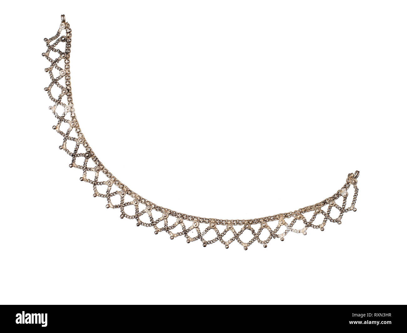 Indiano color argento bracciale catena anklet, isolato su sfondo bianco. Gioielli. Foto Stock