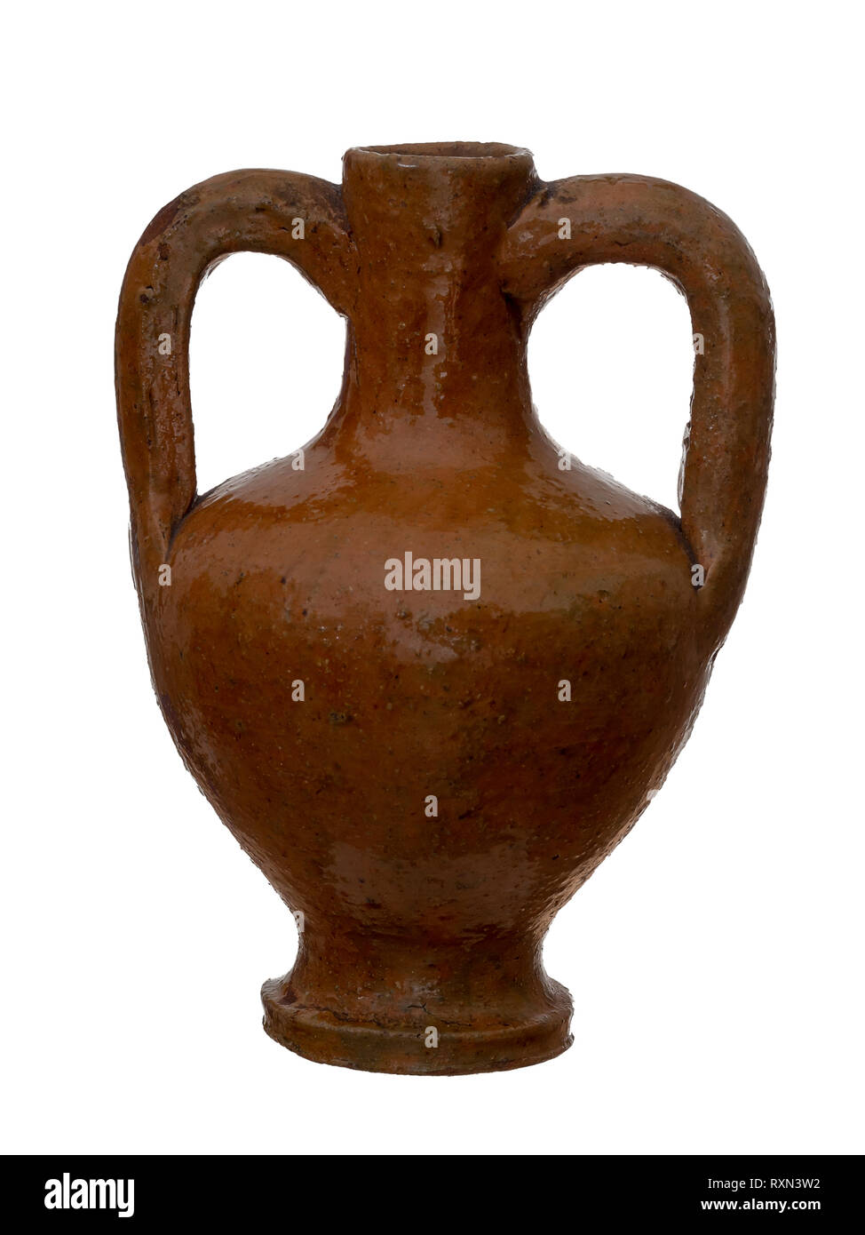 Rustico anfora di terracotta, urn vaso. Isolato su sfondo bianco. Brocca con maniglie. Foto Stock