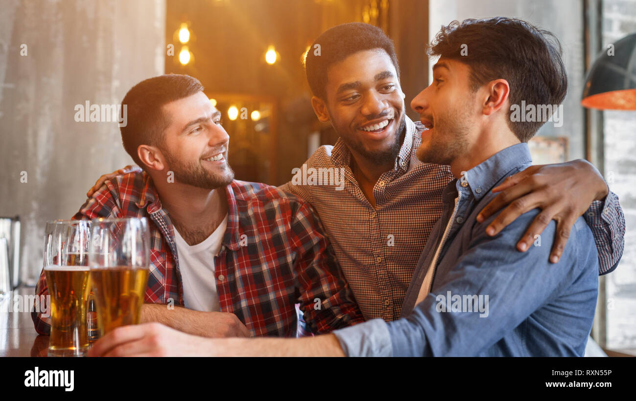 I migliori amici di bere birra, riuniti in pub Foto Stock