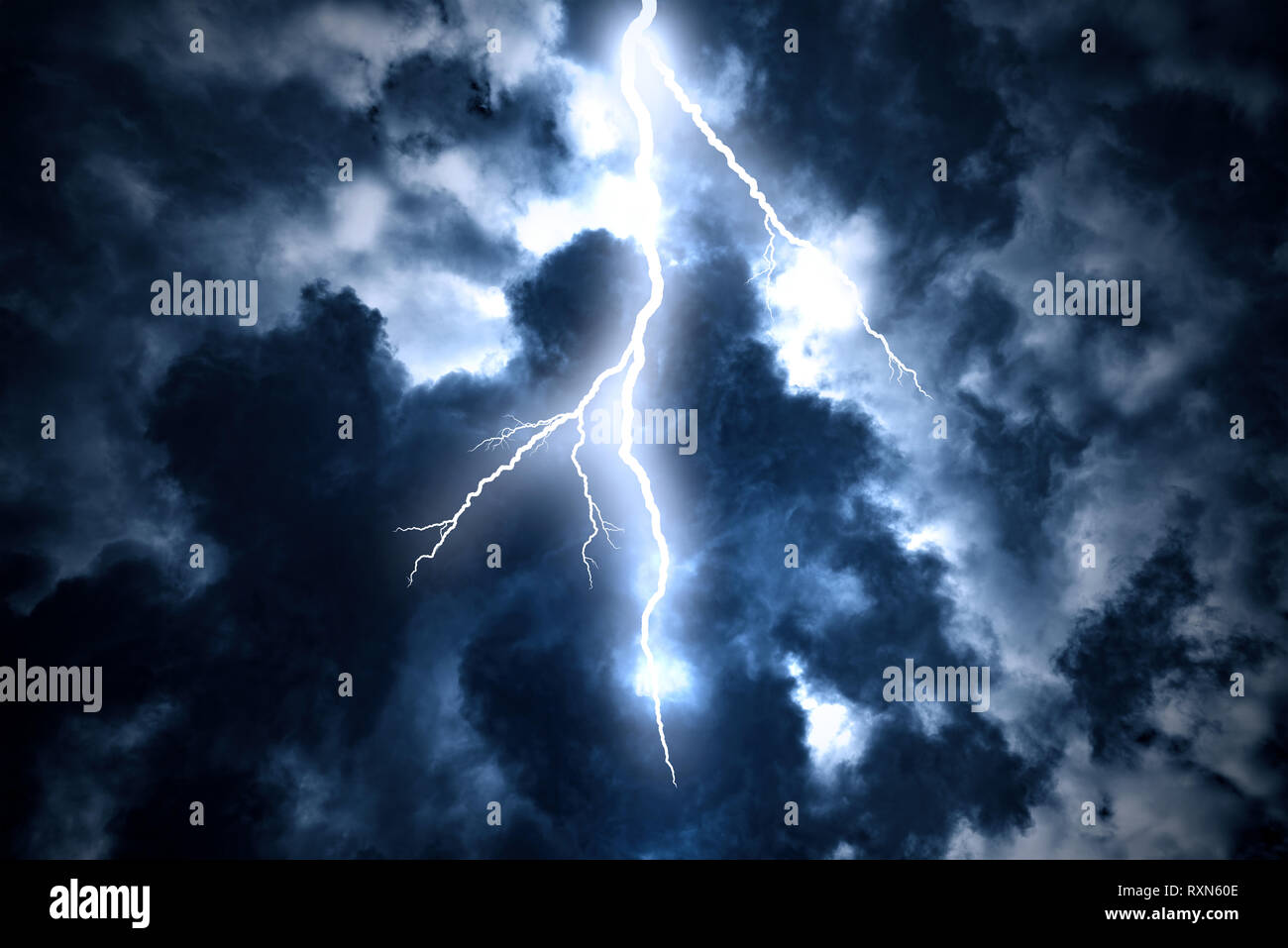 Colpo di fulmine sul cielo nuvoloso scuro. Foto Stock