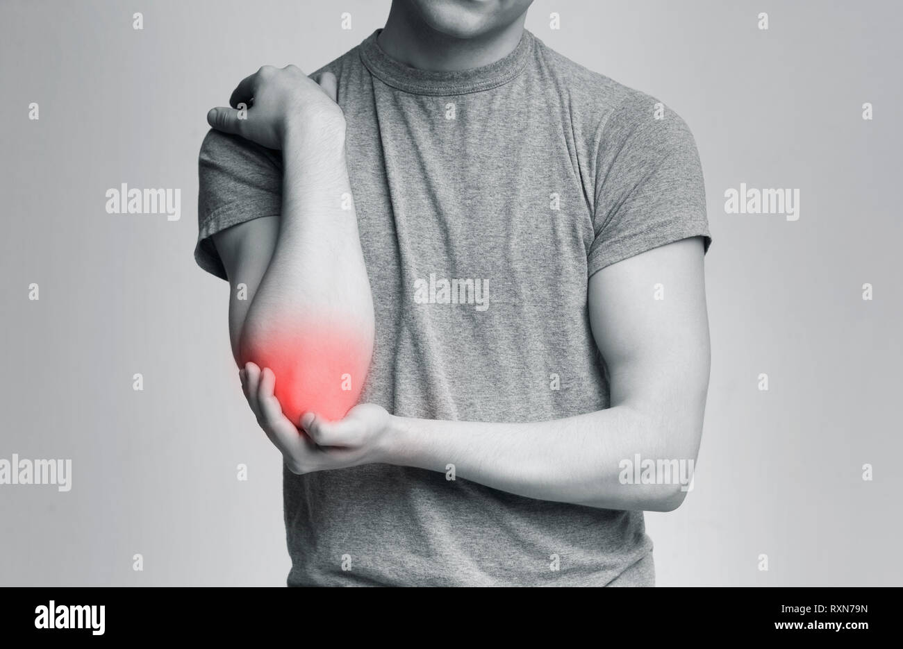 Ritagliato giovane uomo che soffre di gomito doloroso Foto Stock