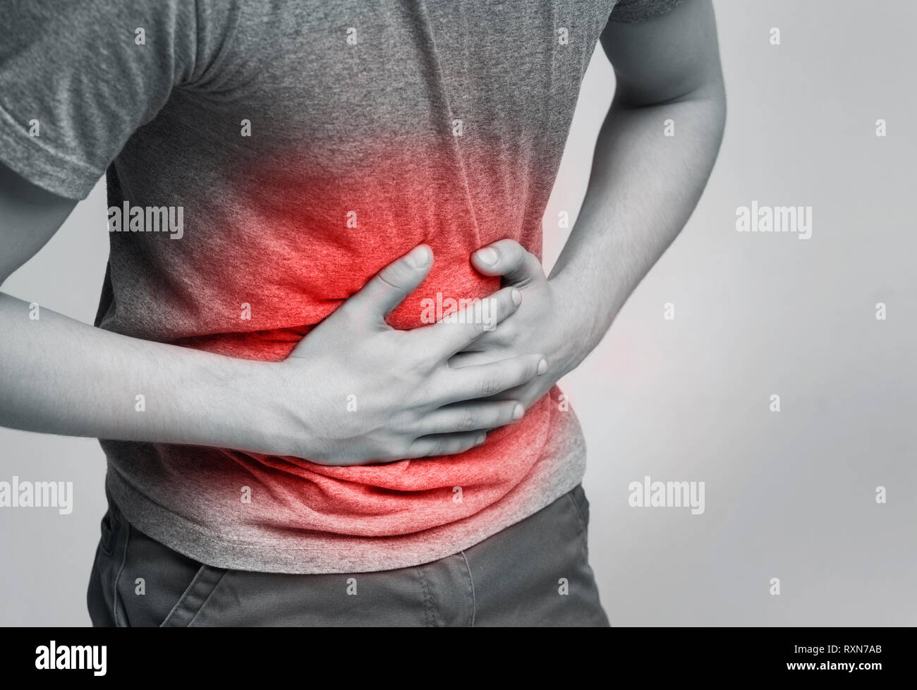 L uomo non integri la sofferenza con dolore di stomaco, sensazione di malessere Foto Stock