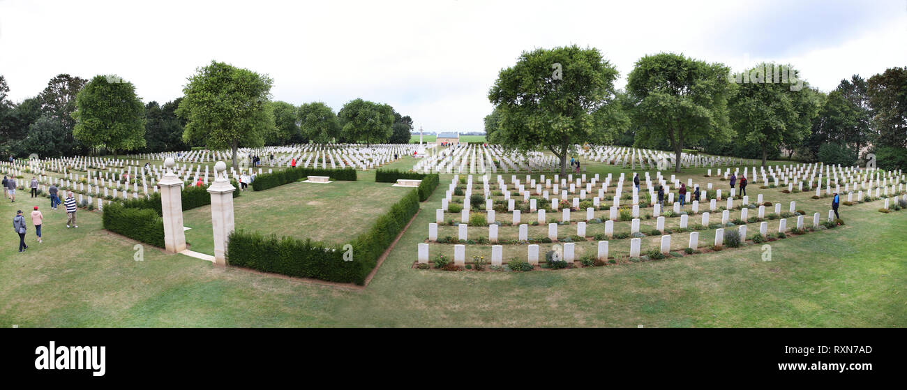 Cimitero di Beny-sur-Mer dove i resti di oltre duemila soldati canadesi uccisi nelle prime fasi della battaglia di Normandia sono interrati, Beny-sur-Mer, Normandia, Francia Foto Stock