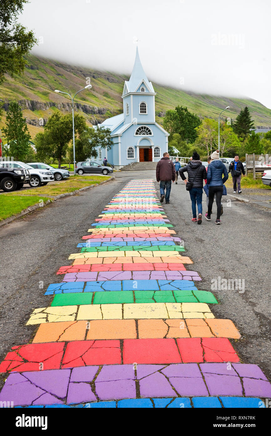 Due di Seyðisfjörður Affitto's principali luoghi di interesse e attrazioni turistiche: La Chiesa blu e l'arcobaleno colorato di strada che conduce ad esso. L'Islanda Foto Stock
