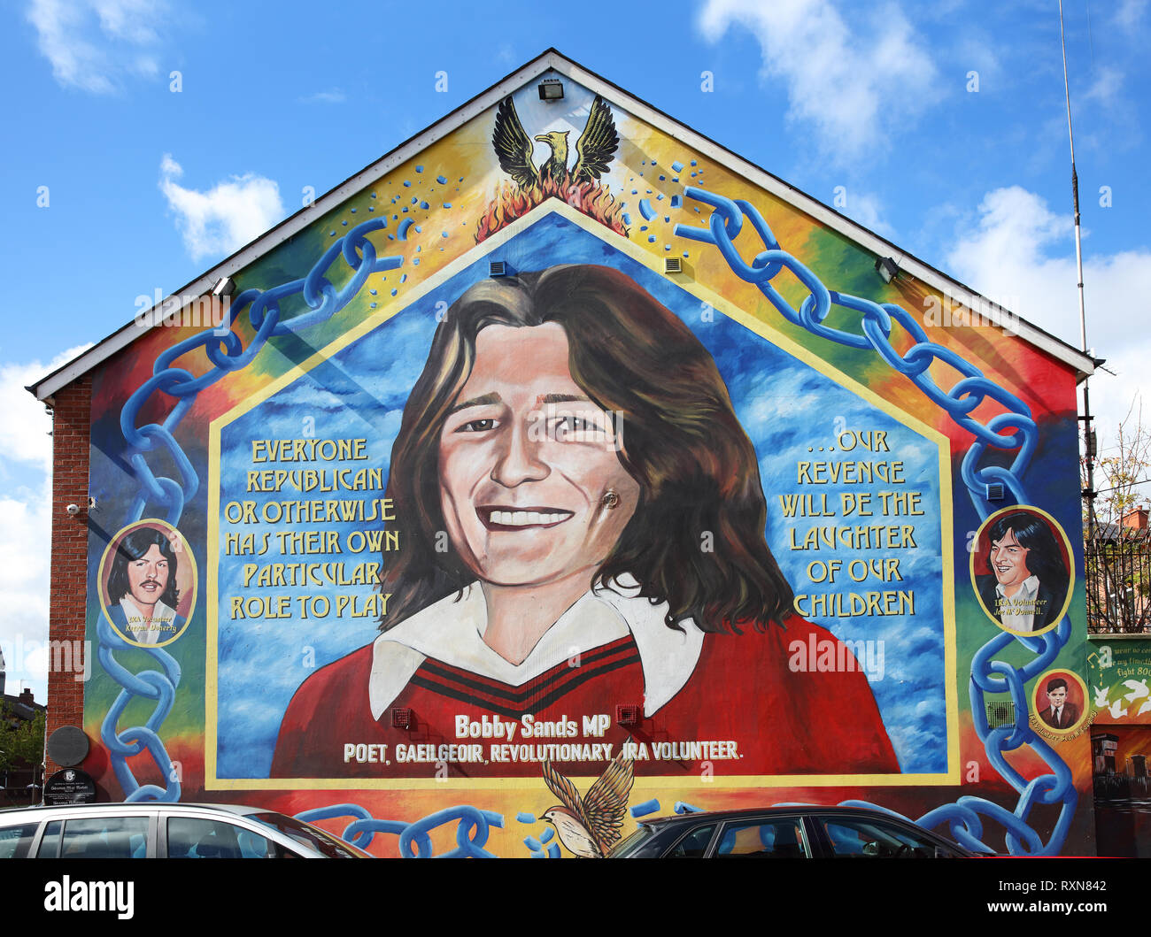 Il murale dedicato a Bobby Sands, un volontario con l'IRA provvisorio e leader di uno sciopero della fame in 1981 che ha provocato la sua morte, Sinn Fein uffici, angolo di cadute e di Sebastopol strade, Belfast, Isola Settentrionale Foto Stock