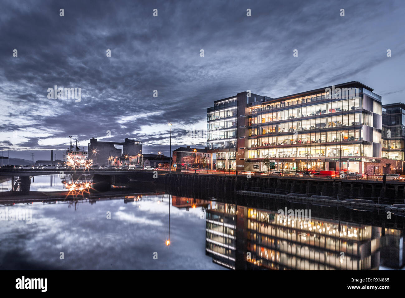 La città di Cork, Cork, Irlanda. 26 ottobre, 2016. Un veiw di uno Albert Quay e il suo riflesso nel fiume Lee nella città di Cork, Irlanda. Foto Stock