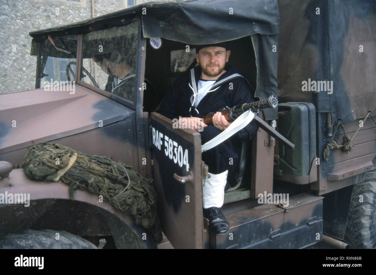 WW2 velista seduto nel carrello tenendo una mitragliatrice Foto Stock