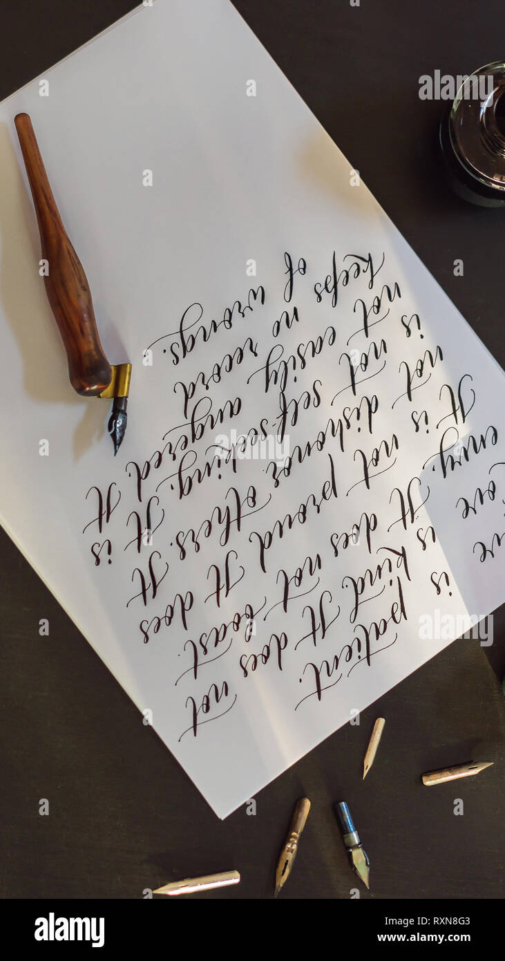 Calligrapher Mani Scrive Una Frase Sul Libro Bianco La Bibbia La Frase Su Amore Inscrivendo Ornamentali In Lettere Decorate La Calligrafia Graphic Design Foto Stock Alamy