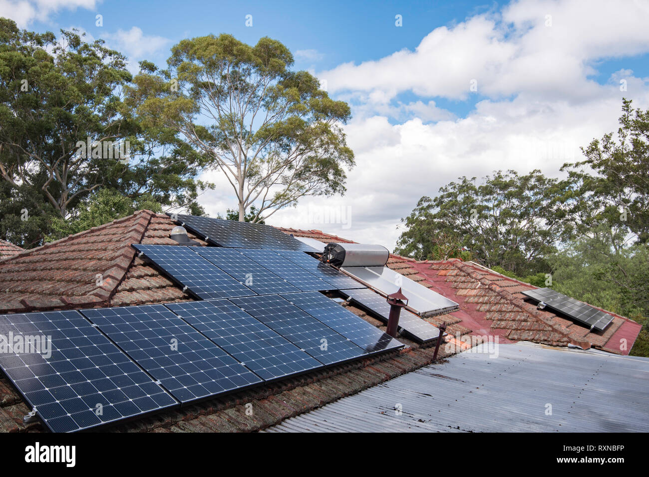 Un array di roof top solari fotovoltaiche (PV) pannelli su una casa a Sydney in Australia. Questi pannelli sono tutti installati con singoli micro inverter. Foto Stock