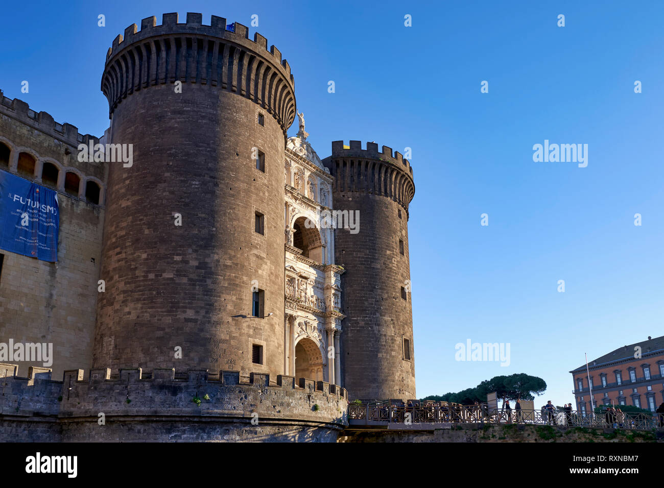 Napoli, campania, Italy. Castel Nuovo (Nuovo Castello), spesso chiamato Maschio Angioino, è un castello medievale situato di fronte a Piazza Municipio e il c Foto Stock