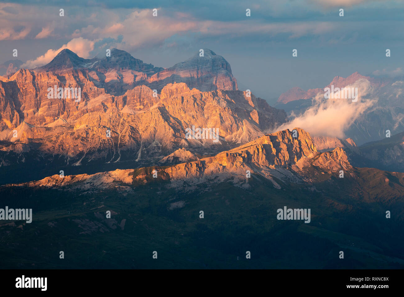 Luce del sole al tramonto. Picchi di Setsas. Lagazuoi, Gran Lagazuoi, Tofane. Le Dolomiti. Alpi Italiane. Europa. Foto Stock