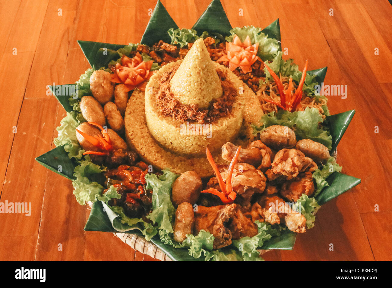 Cucina tradizionale Indonesiana Nasi Tumpeng per la celebrazione. Foto Stock