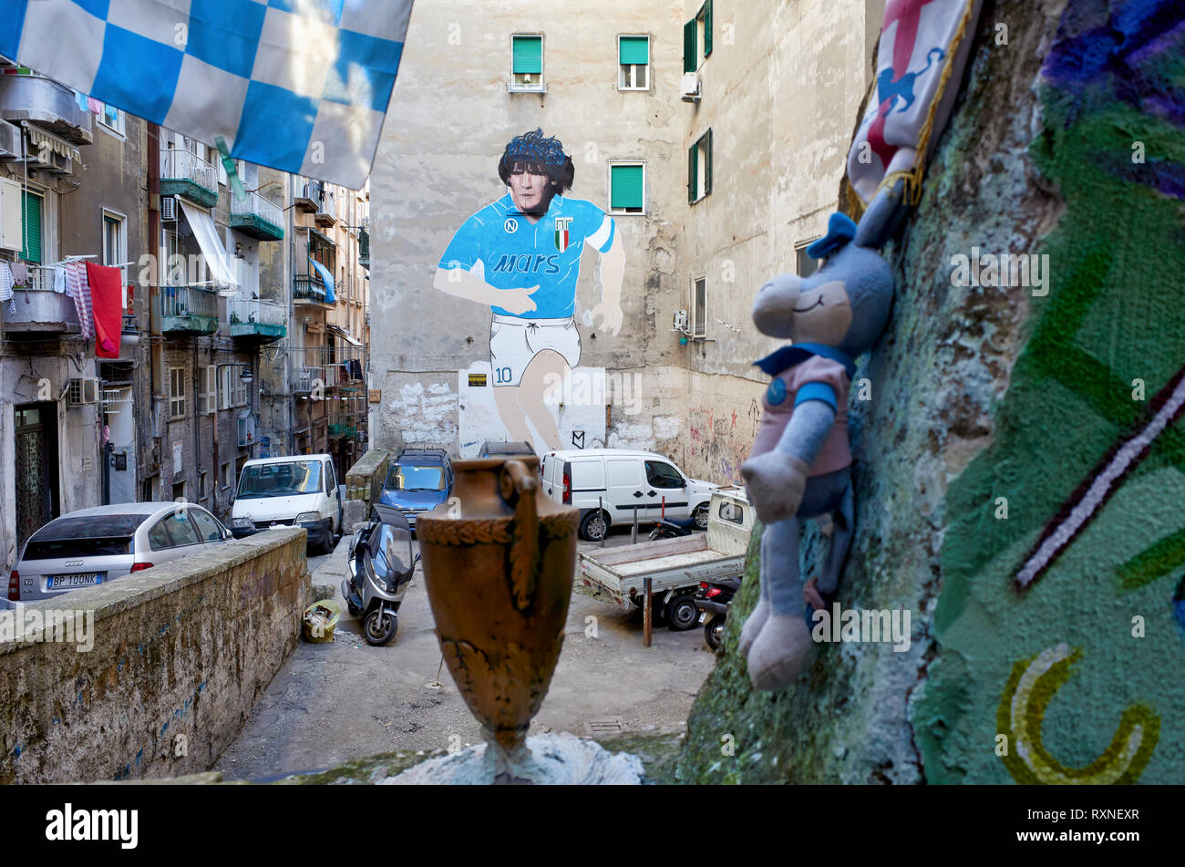 Napoli Campania Italia. Realizzato in occasione del secondo scudetto di Napoli, nel 1990, il murale di Maradona si trova nei Quartieri Spagnoli Foto Stock