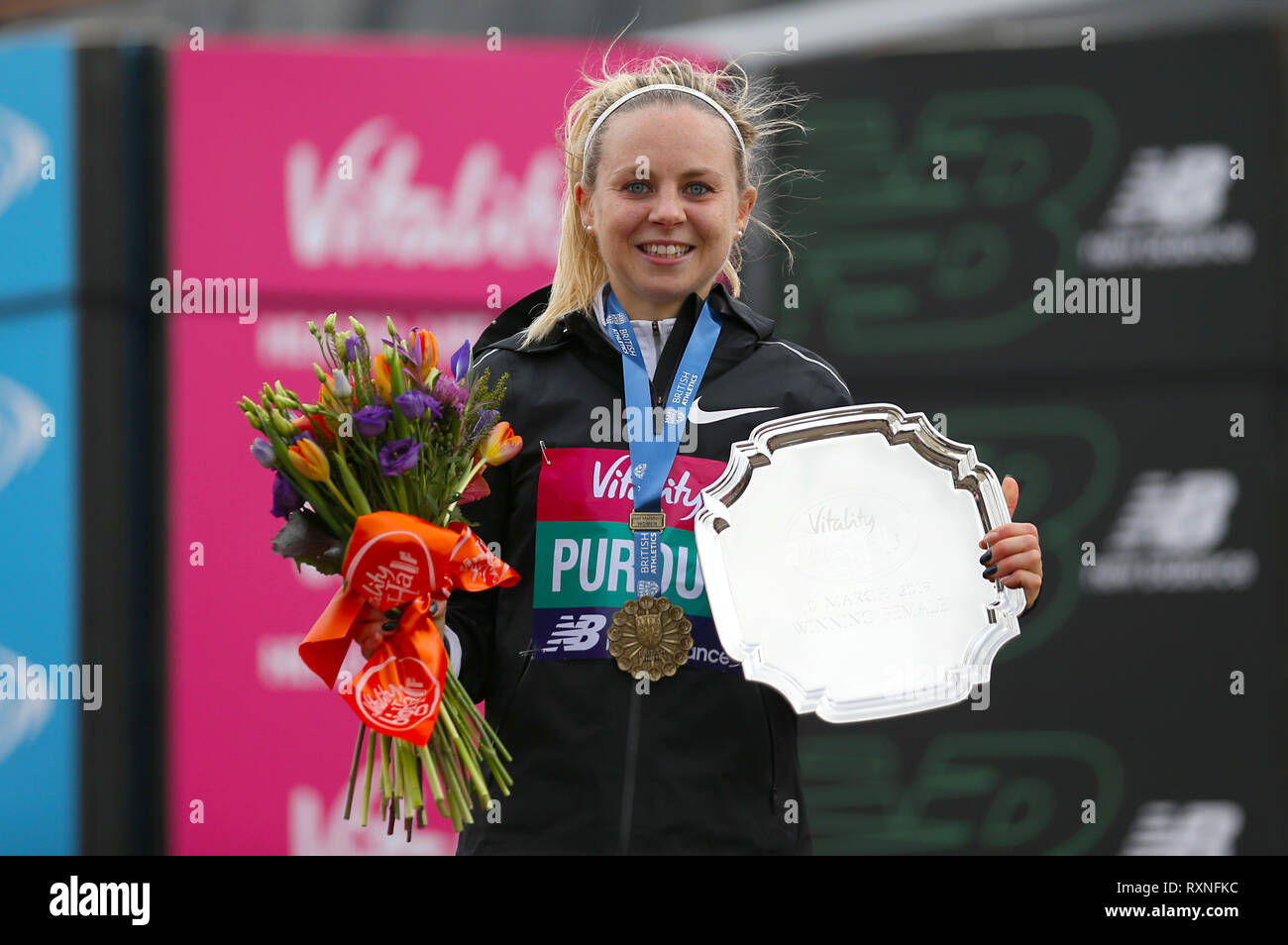 Charlotte Purdue, vincitore delle donne di gara durante la vitalità grande la metà a Londra. Foto Stock