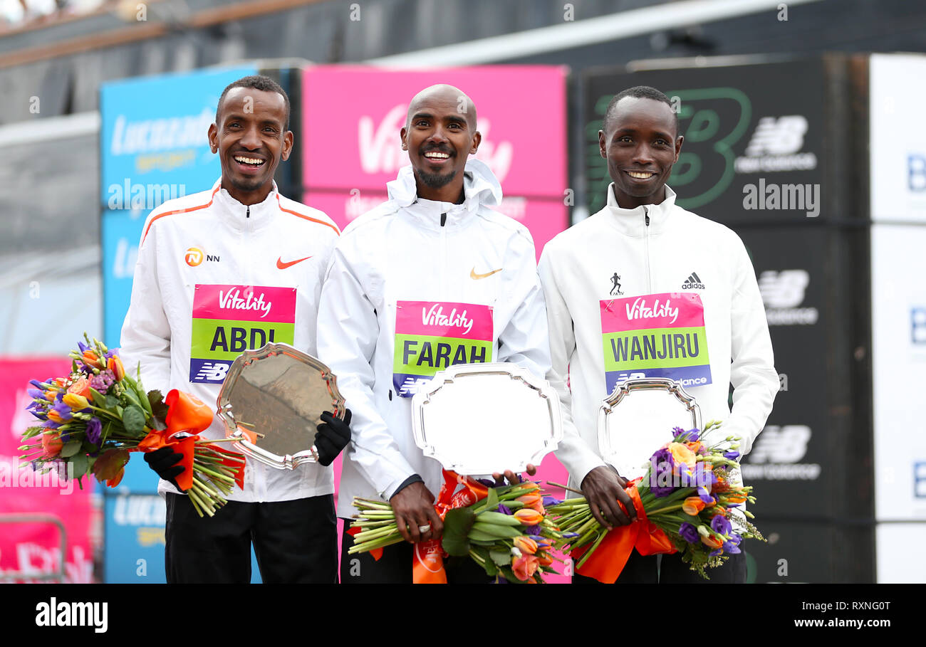 Mo Farah vincitore di uomini della gara (al centro) con Bashir Abdi che ha finito secoond (sinistra) e Daniel Wanjiru che ha terminato terzo durante la vitalità grande la metà a Londra. Foto Stock