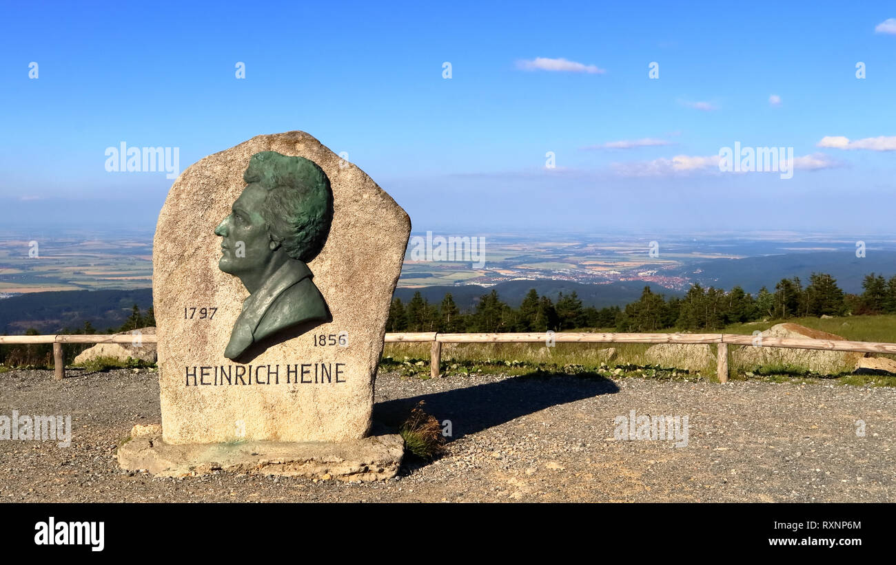 Il monte Brocken, SASSONIA-ANHALT, Germania - 20 giugno 2018: Heinrich Heine monumento sul monte Brocken, Harz in Germania. Il poeta ha visitato il vertice nel 1824. Foto Stock