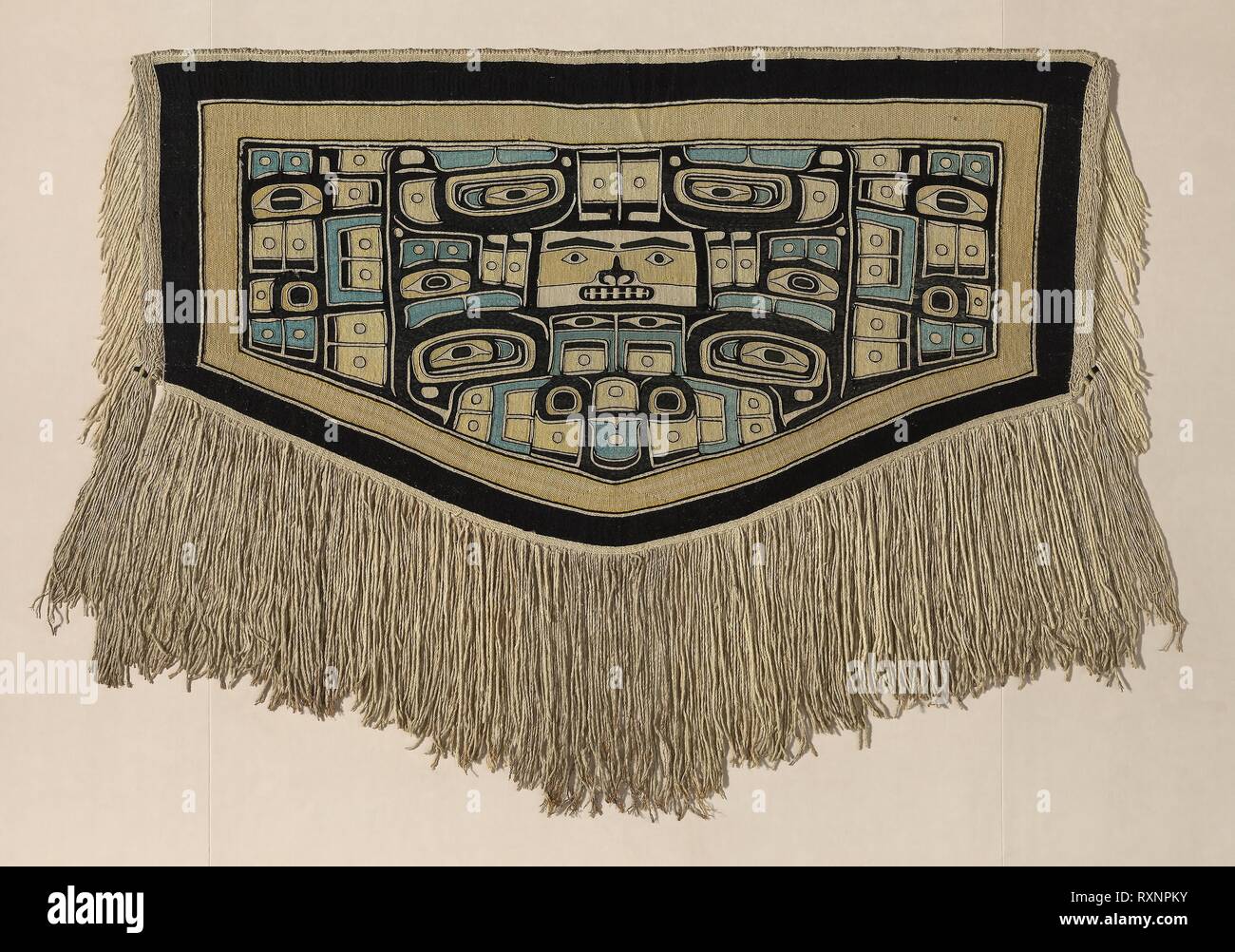 Coperta di danza con immersioni di balena e di motivi di Raven. Chilkat Tlingit; Southeastern Alaska, Stati Uniti. Data: 1880-1900. Dimensioni: 176,1 x 138.5 cm (69 1/4 x 54 1/2 in.). La lana e la corteccia, a coda di rondine e unico di incastro, trama discontinua, coppia alternativa trama twining; extended galleggiante twining, eccentrico twining trama, e tre filamenti twining di trama e ordito principale cut fringe; Bordi di saia di interallacciamento obliquo terminante in taglio fringe; ulteriori frange annodate. Origine: la costa nord-occidentale. Museo: Chicago Art Institute. Foto Stock