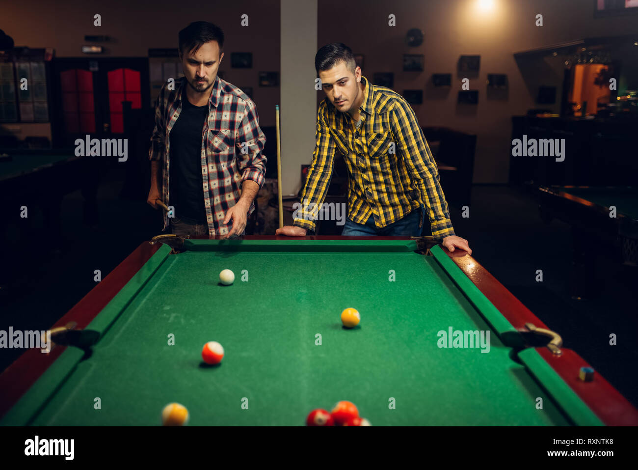 Due maschi giocatori di biliardo con cue, sala da biliardo Foto stock -  Alamy