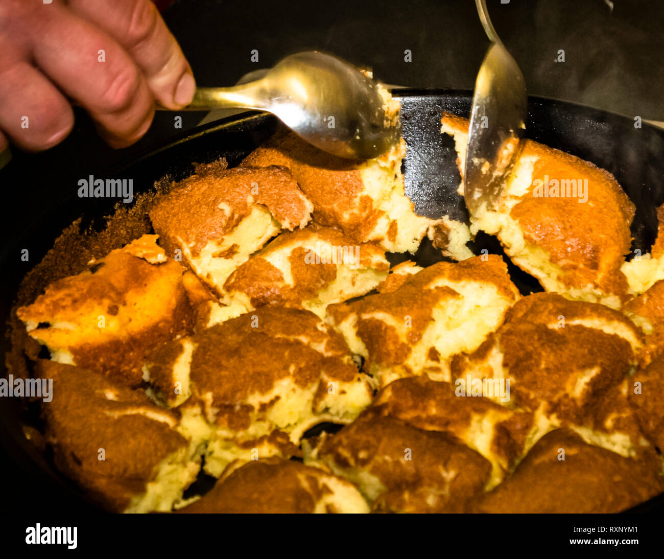 Un sacco di burro, mandorle e uvetta e tre uova per ogni porzione - questa è la base per il successo del Kaiserschmarrn probabilmente migliore a nord delle Alpi. Cena all'Hotel Kavaliershaus, Fincken, Germania Foto Stock