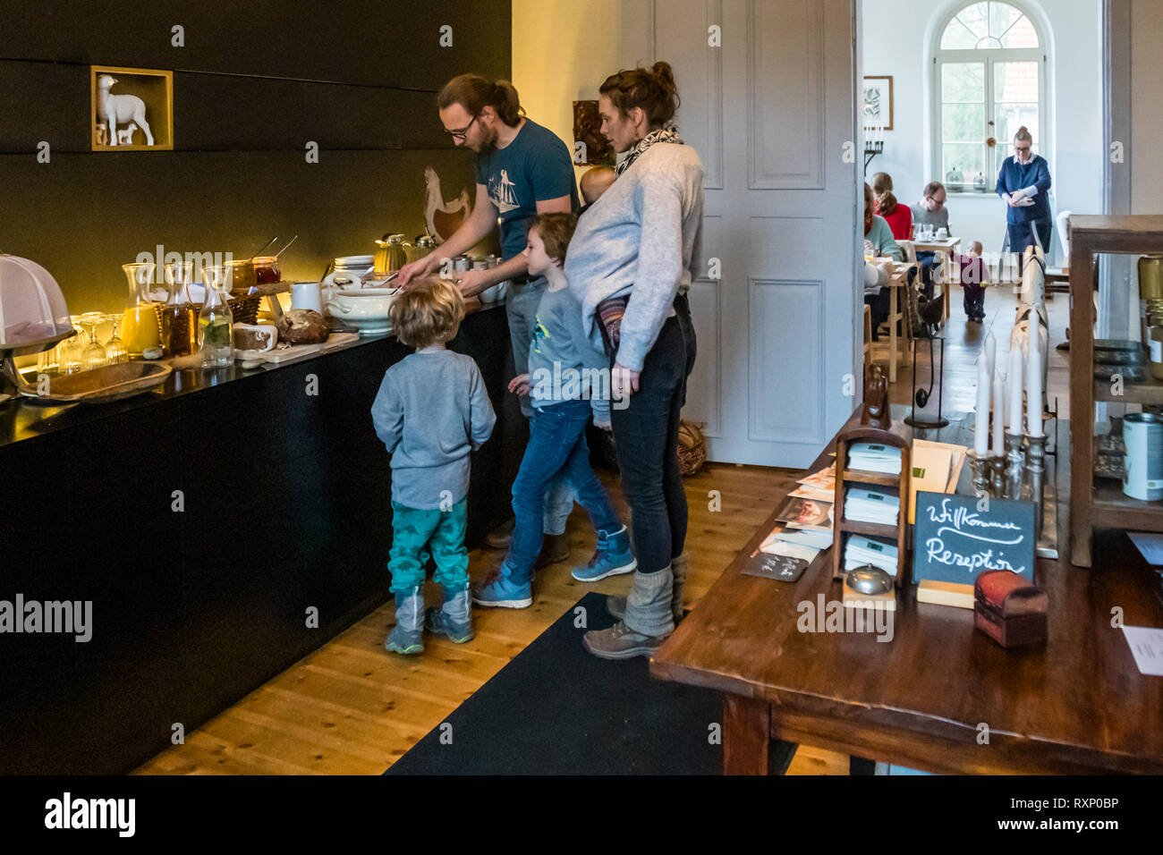 Il Kavaliershaus ha molto da offrire alle famiglie con bambini. Tutti hanno il valore della colazione a buffet nell'aula dell'Hotel Kavaliershaus a Fincken, Germania Foto Stock