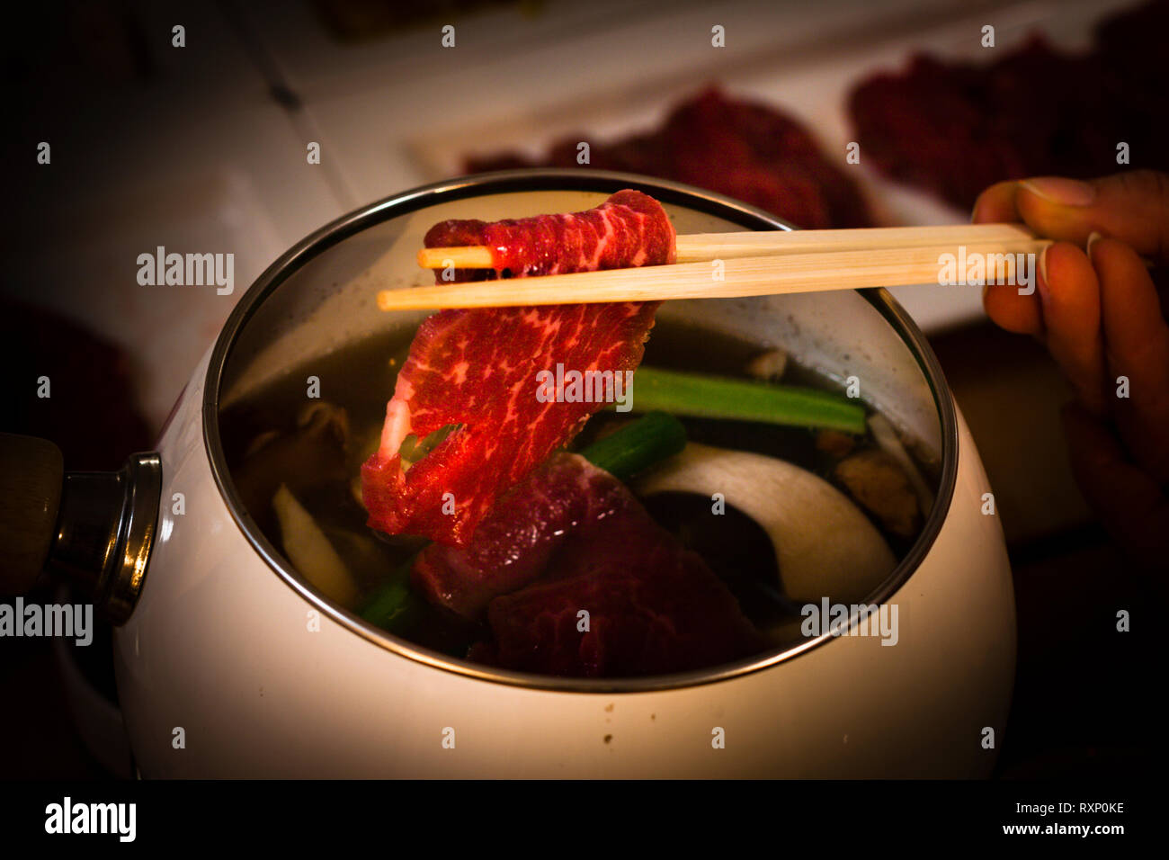 Fonduta giapponese nel ristorante di Kavaliershaus, Fincken, Germania Foto Stock
