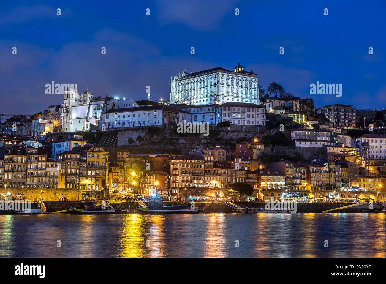 Guardando attraverso il fiume Douro per la Serra do Pilar Monastero Foto Stock