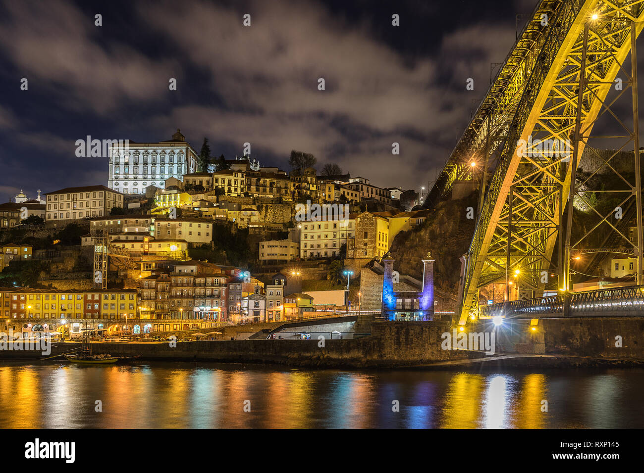 Guardando attraverso il fiume Douro per la Serra do Pilar Monastero Foto Stock