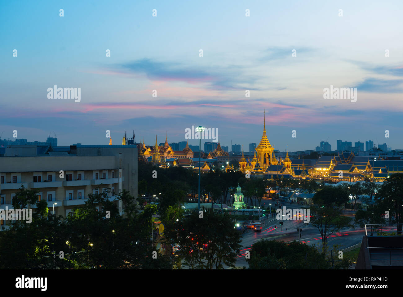 Panorama di Bangkok con il traffico e gli edifici buddist di notte da sopra Foto Stock