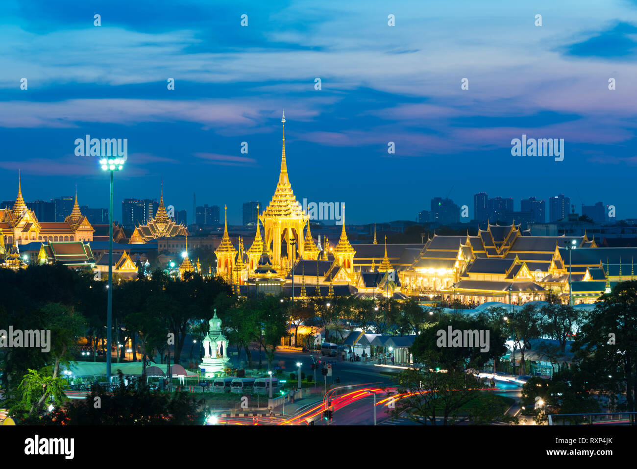 Panorama di Bangkok con il Grand Palace e Sanam Luang parco di notte Foto Stock
