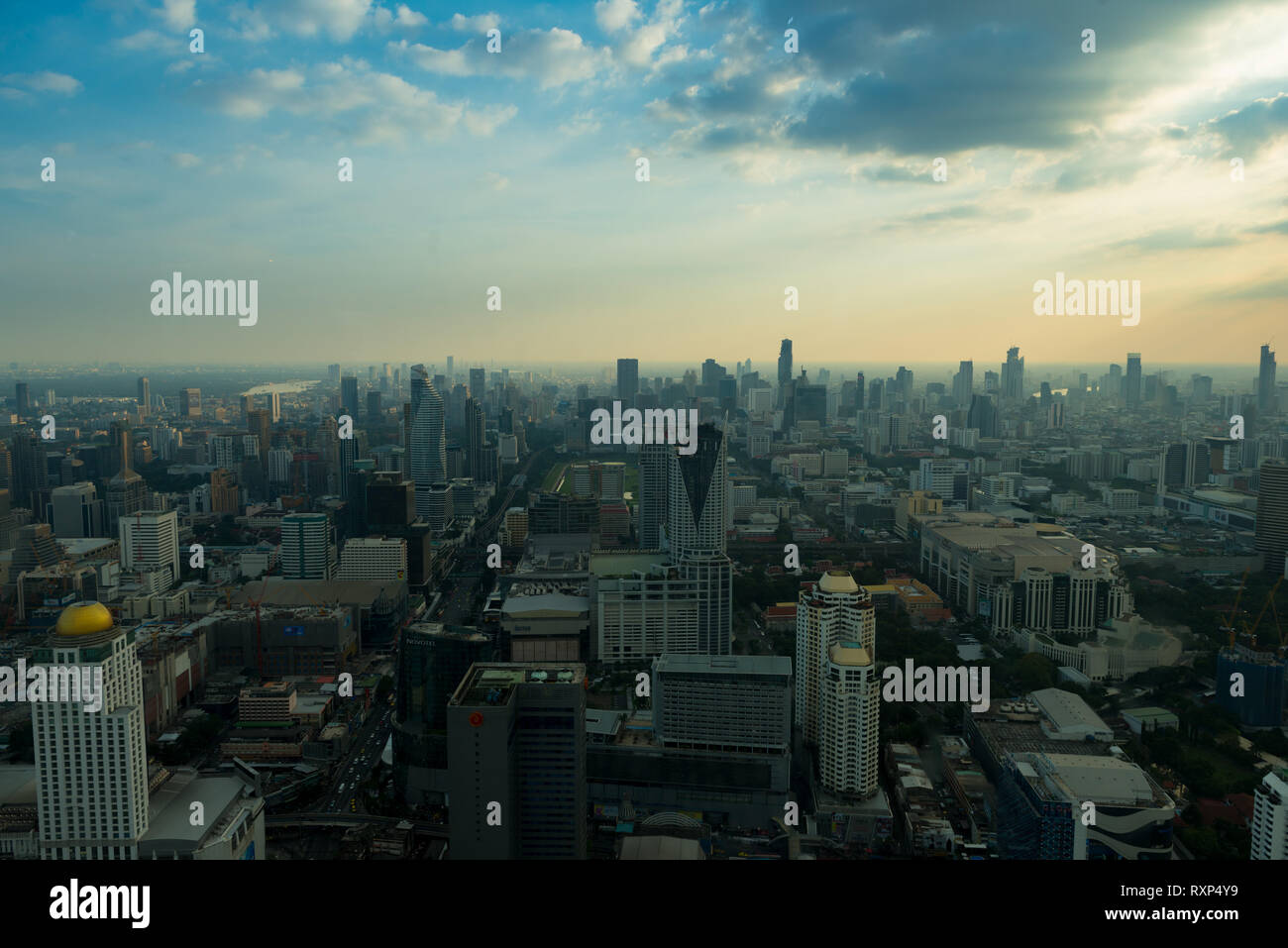 Panorama di Bangkok da Baiyoke Tower al tramonto con molti grattacieli all'orizzonte Foto Stock