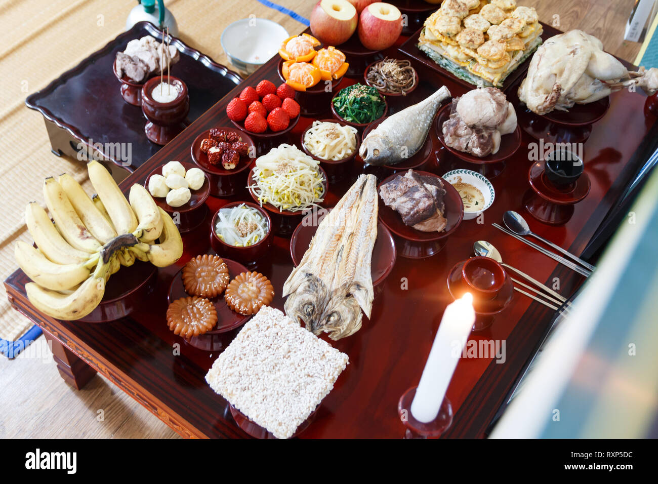 Seoul, Corea del Sud - 5 Febbraio 2019: impostazione tabella con vari frutti e alimenti per il Coreano Tradizionale (vacanze, Chuseok Seollal) Foto Stock