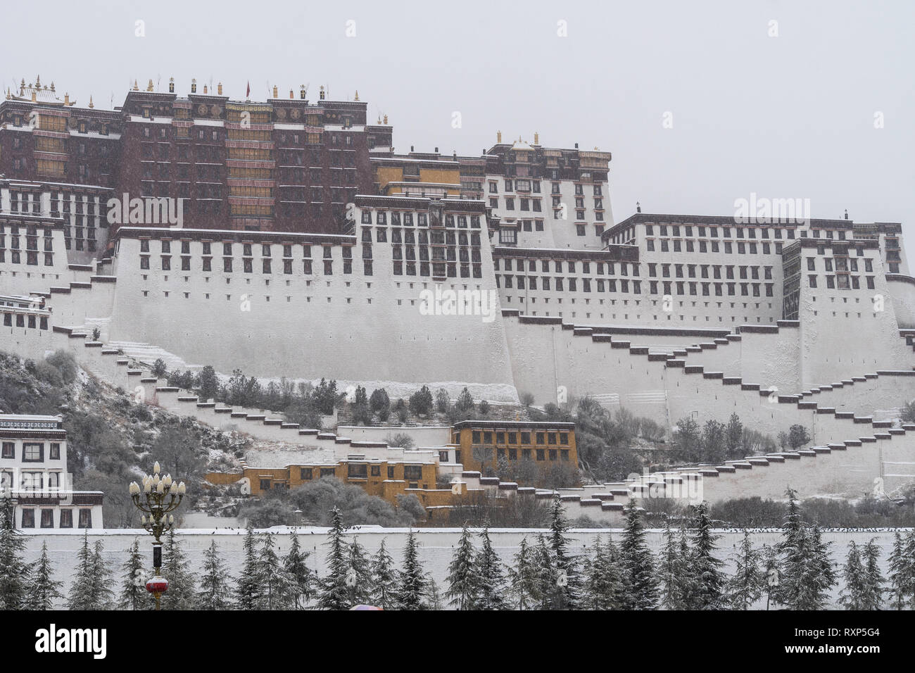 Neve caduta sul famoso palazzo del Potala a Lhasa in Tibet la città capitale della Cina in una fredda giornata invernale Foto Stock