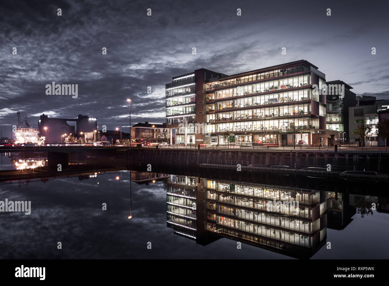 La città di Cork, Cork, Irlanda. 26 ottobre, 2016. Un veiw di uno Albert Quay e il suo riflesso nel fiume Lee nella città di Cork, Irlanda. Foto Stock