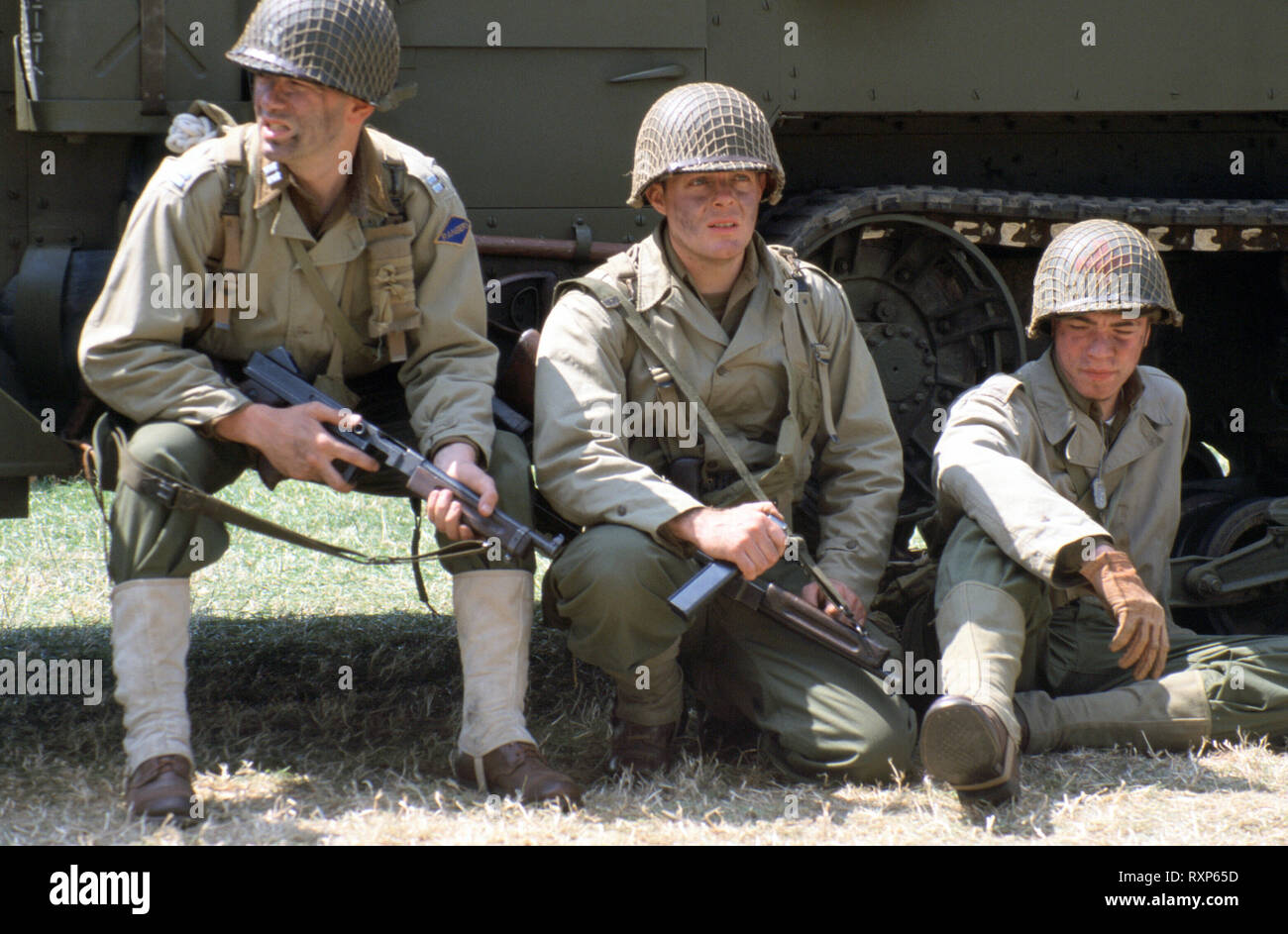 WW2 American GI utilizzando una radio (Reenactors) Foto Stock