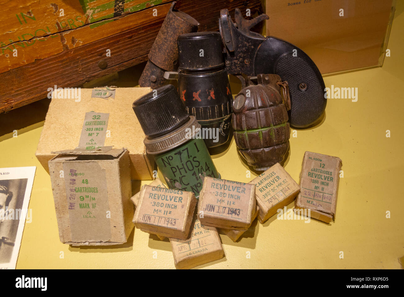 Allied munizioni, bombe a mano e cartucce per fucili sul display alla batteria tedesca a Merville, Normandia, Francia. Foto Stock