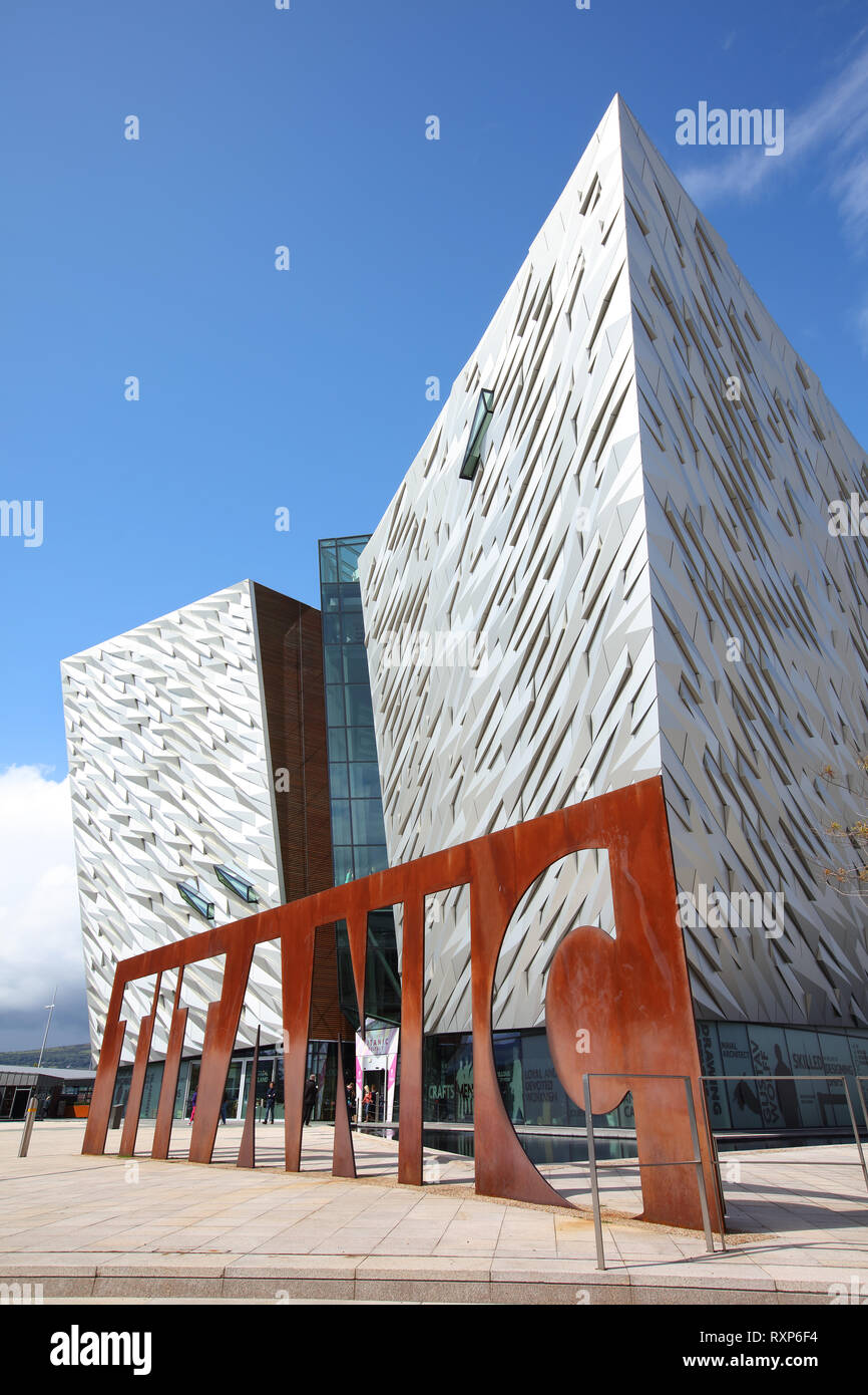 Due dei quattro segmenti sporgenti che compongono il Belfast Titanic Museum. Essi evoque navi' prows solcare il Nord Atlantico si gonfiano. Belfast, Irlanda del Nord Foto Stock