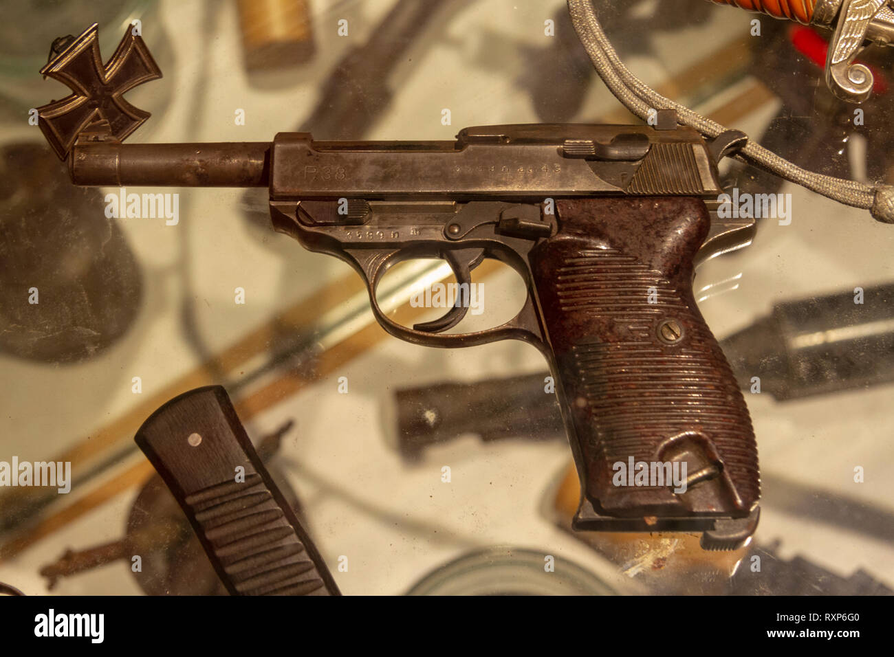 Sul display il tedesco batteria a Merville, Normandia, Francia. Foto Stock