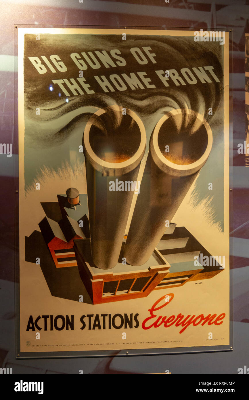 "Armi di grosso calibro del Home Front - Stazioni di azioni di tutti", poster sul display in Juno Beach centre, Courseulles-sur-Mer, Normandia, Francia. Foto Stock