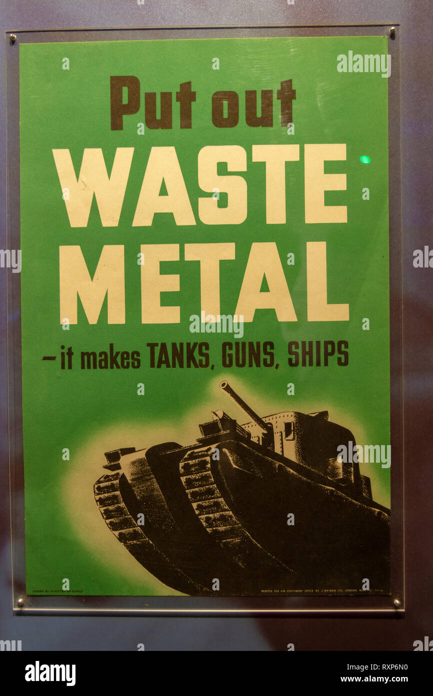 "Mettere fuori dei rifiuti di metallo rende i serbatoi, le pistole, navi' poster sul display in Juno Beach centre, Courseulles-sur-Mer, Normandia, Francia. Foto Stock